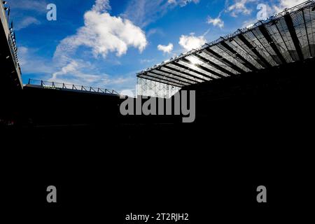 21 octobre 2023 ; St James' Park, Newcastle, Angleterre ; Premier League football, Newcastle United contre Crystal Palace ; le soleil de l'après-midi brille sur le toit du Milburn Stand à St James Park avant le coup d'envoi Banque D'Images