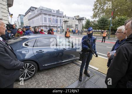 Bruxelles, Belgique. 21 octobre 2023. La presse photographiée à l'arrivée pour une réunion du ministre Kern du gouvernement fédéral, à Bruxelles, samedi 21 octobre 2023. Le ministre de la Justice Van Quickenborne a démissionné hier à la suite de l'attentat terroriste perpétré plus tôt cette semaine, au cours duquel deux citoyens suédois ont trouvé la mort. BELGA PHOTO NICOLAS MAETERLINCK crédit : Belga News Agency/Alamy Live News Banque D'Images