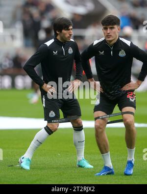 Sandro Tonali (à gauche) et Tino Livramento de Newcastle United s'échauffent avant le match de Premier League à St James' Park, Newcastle upon Tyne. Date de la photo : Samedi 21 octobre 2023. Banque D'Images