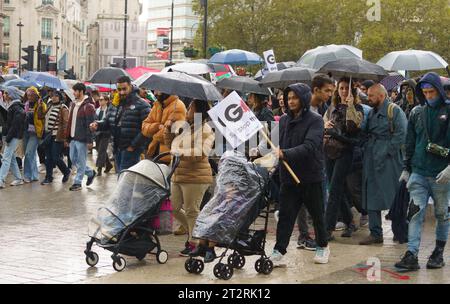 Londres 20 septembre 2023. Malgré de fortes pluies, des milliers de personnes de différentes nationalités, y compris des familles avec de jeunes enfants, descendent dans les rues du centre de Londres pour protester contre le traitement du peuple palestinien par l'État d'Israël. Bridget Catterall AlamyLiveNews. Banque D'Images