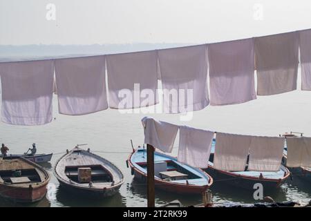 Vêtements lavés suspendus pour le séchage à la rivière Ganges à Varanasi Banque D'Images