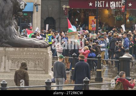 Londres 20 septembre 2023. Malgré de fortes pluies, des milliers de personnes de différentes nationalités, y compris des familles avec de jeunes enfants, descendent dans les rues du centre de Londres pour protester contre le traitement du peuple palestinien par l'État d'Israël. Bridget Catterall AlamyLiveNews. Banque D'Images