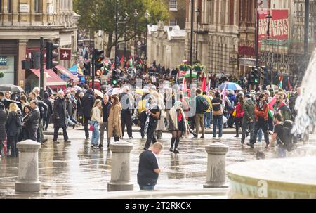 Londres 20 septembre 2023. Malgré de fortes pluies, des milliers de personnes de différentes nationalités, y compris des familles avec de jeunes enfants, descendent dans les rues du centre de Londres pour protester contre le traitement du peuple palestinien par l'État d'Israël. Bridget Catterall AlamyLiveNews. Banque D'Images