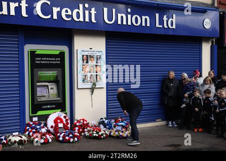 Une personne dépose une couronne sur Shankill Road à Belfast, lors d'un événement marquant le 30e anniversaire de la bombe Shankill. Date de la photo : Samedi 21 octobre 2023. Banque D'Images