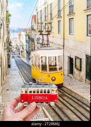 Funiculaire de Bica, Elevador da Bica, téléphérique historique avec rouge Lisboa jouet tram centre-ville de Lisbonne, Portugal, Europe Banque D'Images