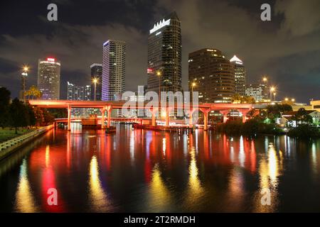 Tampa, Floride, Skyline de la ville la nuit, paysage urbain, réflexion, éclairé, exposition longue, eau, gratte-ciel, grands bâtiments, crépuscule, urbain, panorama Banque D'Images