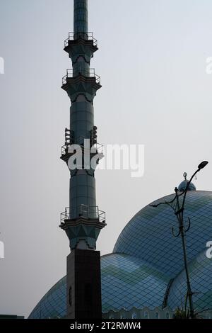 Indonésien. un magnifique bâtiment de mosquée avec un dôme vert, Banque D'Images