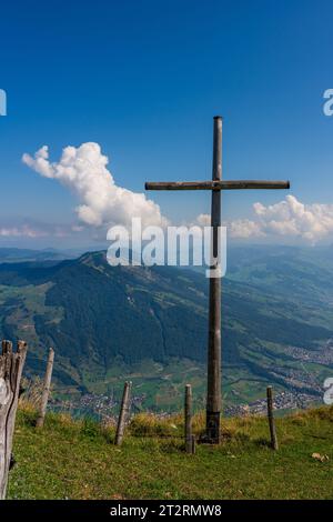 Croix de sommet sur la montagne Rigi sur le lac de Lucerne. Banque D'Images