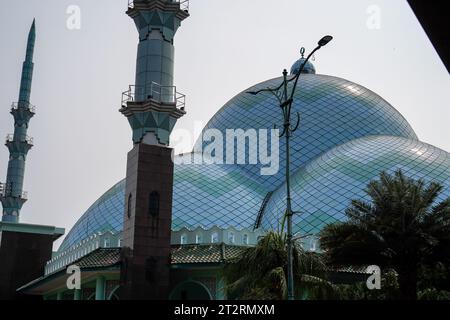 Indonésien. un magnifique bâtiment de mosquée avec un dôme vert, Banque D'Images