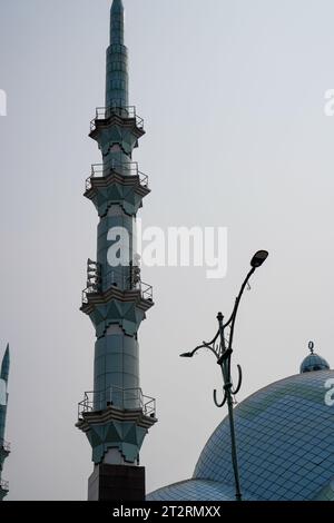 Indonésien. un magnifique bâtiment de mosquée avec un dôme vert, Banque D'Images