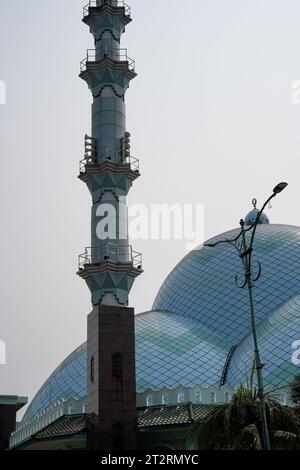 Indonésien. un magnifique bâtiment de mosquée avec un dôme vert, Banque D'Images