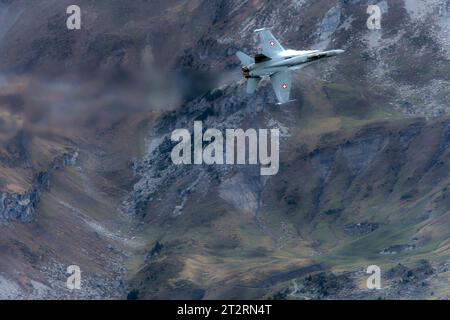 Ein Kampfflugzeug der Schweizer Luftwaffe vom Typ McDonnell Douglas F/A-18C Hornet. Flugvorführungen der Schweizer Luftwaffe auf dem Fliegerschiessplatz Axalp-Ebenfluh am 18. Oktober 2023. Axalp ob Brienz Kanton Bern Schweiz *** A Swiss Air Force McDonnell Douglas F A 18C Hornet démonstrations de vol d'avion de chasse à Axalp Ebenfluh le 18 octobre 2023 Axalp ob Brienz Canton Berne Suisse crédit : Imago/Alamy Live News Banque D'Images