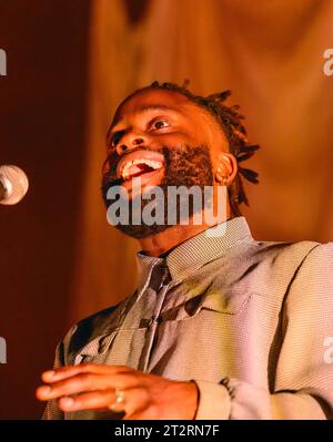 Brighton, Royaume-Uni. 20 octobre 2023. Young Fathers (pic Alloysious Massaquoi) interprètent et incluent des chansons de leur quatrième album Heavy Heavy au Brighton Dome. Crédit : LFP/Alamy Live News Banque D'Images