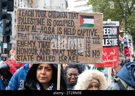 Westminster, Londres, Royaume-Uni. 21 octobre 2023. Une manifestation est en cours contre l'escalade de l'action militaire à Gaza alors que le conflit entre Israël et le Hamas se poursuit. Organisé par des groupes tels que Palestine Solidarity Campaign et Stop the War Coalition, intitulé « Marche nationale pour la Palestine » et avec des appels à « libérer la Palestine », « mettre fin à la violence » et « mettre fin à l’apartheid ». Pancarte faisant référence à l'entité sioniste, à l'occupation de la Palestine et qu'il n'y a pas d'État appelé Israël Banque D'Images