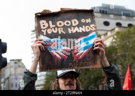 Westminster, Londres, Royaume-Uni. 21 octobre 2023. Une manifestation est en cours contre l'escalade de l'action militaire à Gaza alors que le conflit entre Israël et le Hamas se poursuit. Organisé par des groupes tels que Palestine Solidarity Campaign et Stop the War Coalition, intitulé « Marche nationale pour la Palestine » et avec des appels à « libérer la Palestine », « mettre fin à la violence » et « mettre fin à l’apartheid ». Pancarte de sang sur vos mains, avec des drapeaux britanniques et israéliens Banque D'Images