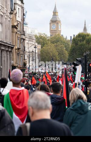 Whitehall, Londres, Royaume-Uni. 21 octobre 2023. Une manifestation est en cours contre l'escalade de l'action militaire à Gaza alors que le conflit entre Israël et le Hamas se poursuit. Organisés par des groupes tels que Palestine Solidarity Campaign et Stop the War Coalition, intitulés « Marche nationale pour la Palestine » et avec des appels à « libérer la Palestine », « mettre fin à la violence » et « mettre fin à l’apartheid », les manifestants se sont rassemblés par Marble Arch avant de se diriger vers Whitehall Banque D'Images