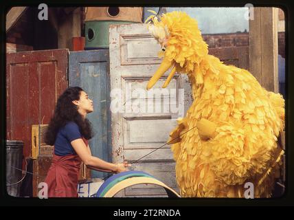 Une photo de 1977 de répétitions sur le plateau de Sesame Street montrant Big Bird (Carroll Spinney) faisant une scène avec Maria, Sonia Monzano. De l'époque où les SS étaient enregistrés dans l'Upper West Side de Manhattan. Banque D'Images