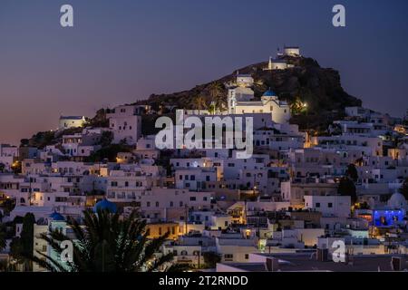 IOS, Grèce - 12 septembre 2023 : vue panoramique de la pittoresque île illuminée d'iOS en Grèce au coucher du soleil Banque D'Images