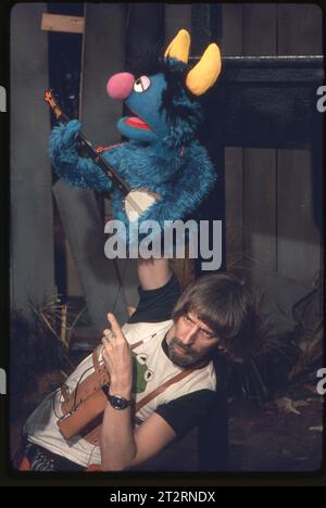 Lors d'une répétition de Sesame Street en 1977, Carroll Spinney exploite le banjo en jouant muppet, Harvey Monster. Banque D'Images