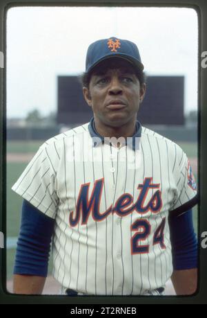 Un portrait posé des mets de New York frappant l'entraîneur, le grand Willie Mays. Il fait sa renommée avec les Giants de New York puis de San Francisco avant de jouer puis d'entraîner pour les mets. Banque D'Images