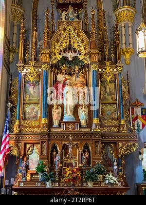 Dyersville, Iowa, États-Unis. Basilique Saint François Xavier, autel de la Sainte mère, érigé en 1897. À gauche de l’autel de la Bienheureuse Vierge se trouvent 2 stat Banque D'Images