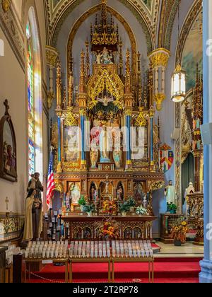 Dyersville, Iowa, États-Unis. Basilique Saint François Xavier, autel de la Sainte mère, érigé en 1897. À gauche de l’autel de la Bienheureuse Vierge se trouvent 2 stat Banque D'Images