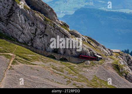 Pilatus Railway à l'entrée de la station de montagne Pilatus Kulm en Suisse. Le Pilatus Railway est le chemin de fer à crémaillère le plus raide au monde. Banque D'Images