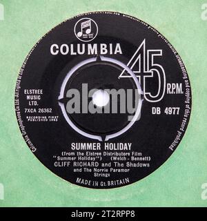 Label central de la version single Seven Inch de Summer Holiday de Cliff Richard and the Shadows, sorti en 1963 Banque D'Images