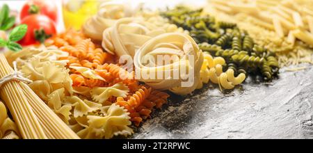 Différents types et formes de pâtes non cuites Banque D'Images