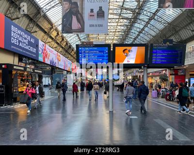 Panneau d'affichage, gare de l'est hall, gare est, Paris, France Banque D'Images