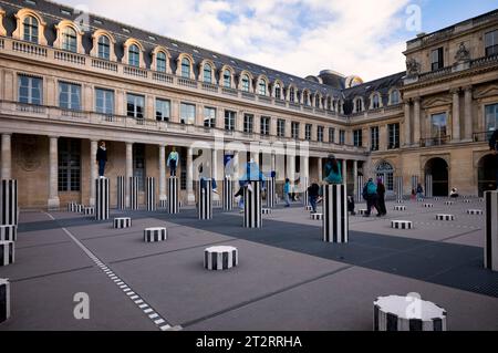 Enfants jouant sur les deux plateaux, colonnes, polygones noir et blanc, par Daniel Buren, Cour d'honneur du Palais Royal, Paris, France Banque D'Images