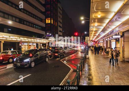Kyoto, Japon - 14 avril 2023 : vue sur la rue avec trafic occupé, centre-ville de Kyoto la nuit, avec des personnes non identifiées. Kyoto est l'un des plus anciens municip Banque D'Images
