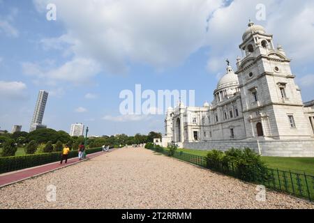 Le 42 - un gratte-ciel résidentiel (le plus haut de Kolkata), vue depuis le Victoria Memorial Hall. Kolkata, Bengale occidental, Inde. Banque D'Images