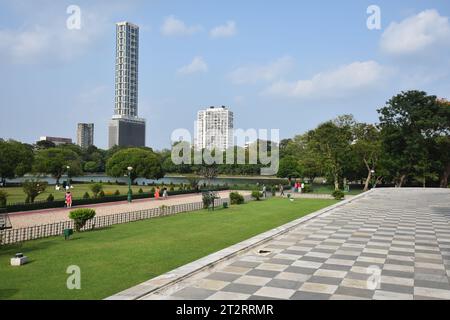 Le 42 - un gratte-ciel résidentiel (le plus haut de Kolkata), vue depuis le Victoria Memorial Hall. Kolkata, Bengale occidental, Inde. Banque D'Images