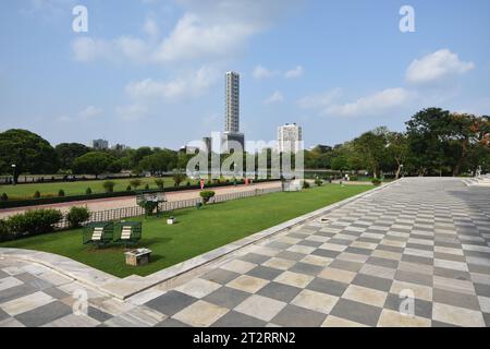 Le 42 - un gratte-ciel résidentiel (le plus haut de Kolkata), vue depuis le Victoria Memorial Hall. Kolkata, Bengale occidental, Inde. Banque D'Images