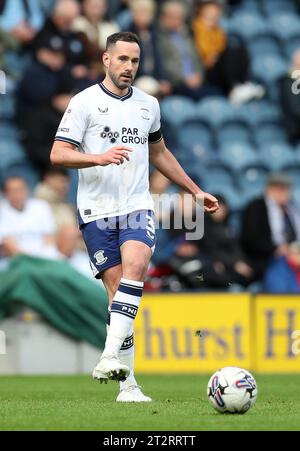 Deepdale, Preston, Royaume-Uni. 21 octobre 2023. EFL Championship football, Preston North End contre Millwall ; Greg Cunningham de Preston North End passe le ballon crédit : action plus Sports/Alamy Live News Banque D'Images