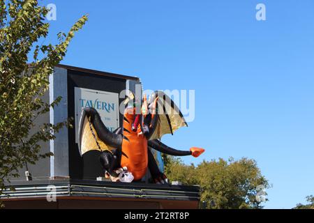 Garlands Re-Do Town Square plus quelques visiteurs royaux Banque D'Images