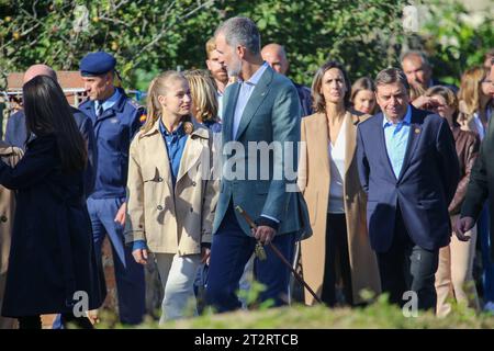 Arroes, Espagne, 21 octobre 2023 : le roi Felipe VI marche lors du Prix de la ville exemplaire des Asturies 2023, le 21 octobre 2023, à Arroes, Espagne. Crédit : Alberto Brevers / Alamy Live News. Banque D'Images