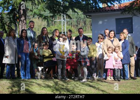 Arroes, Espagne, 21 octobre 2023 : la famille royale a posé pour les médias avec des enfants lors du Prix de la ville exemplaire des Asturies 2023, le 21 octobre 2023, à Arroes, Espagne. Crédit : Alberto Brevers / Alamy Live News. Banque D'Images
