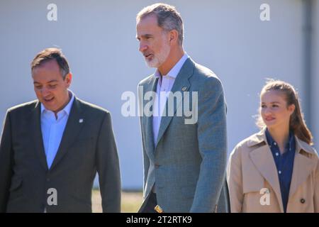 Arroes, Espagne, 21 octobre 2023 : le roi Felipe VI marche lors du Prix de la ville exemplaire des Asturies 2023, le 21 octobre 2023, à Arroes, Espagne. Crédit : Alberto Brevers / Alamy Live News. Banque D'Images