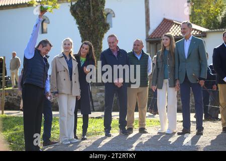 Arroes, Espagne, 21 octobre 2023 : la famille royale regarde le cidre couler lors du Prix de la ville exemplaire des Asturies 2023, le 21 octobre 2023, à Arroes, Espagne. Crédit : Alberto Brevers / Alamy Live News. Banque D'Images