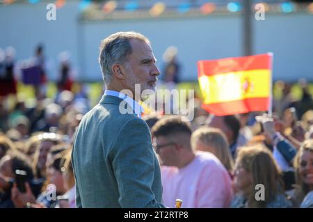 Arroes, Espagne, le 21 octobre 2023 : le roi Felipe VI observe les personnes venues dans la ville lors du Prix de la ville exemplaire des Asturies 2023, le 21 octobre 2023, à Arroes, Espagne. Crédit : Alberto Brevers / Alamy Live News. Banque D'Images