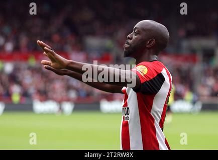 Yoane Wissa, de Brentford, célèbre avoir marqué le premier but de leur équipe lors du match de Premier League au Gtech Community Stadium, à Londres. Date de la photo : Samedi 21 octobre 2023. Banque D'Images