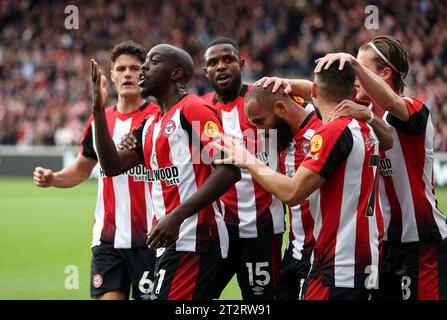 Yoane Wissa, de Brentford, célèbre avoir marqué le premier but de leur équipe lors du match de Premier League au Gtech Community Stadium, à Londres. Date de la photo : Samedi 21 octobre 2023. Banque D'Images