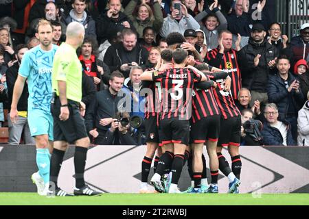 Vitality Stadium, Boscombe, Dorset, Royaume-Uni. 21 octobre 2023. Premier League football, AFC Bournemouth contre Wolverhampton Wanderers ; Dominic Solanke de Bournemouth célèbre avec son équipe après avoir marqué à la 18e minute pour 1-0 Credit : action plus Sports/Alamy Live News Banque D'Images