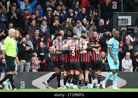 Vitality Stadium, Boscombe, Dorset, Royaume-Uni. 21 octobre 2023. Premier League football, AFC Bournemouth contre Wolverhampton Wanderers ; Dominic Solanke de Bournemouth célèbre avec son équipe après avoir marqué à la 18e minute pour 1-0 Credit : action plus Sports/Alamy Live News Banque D'Images