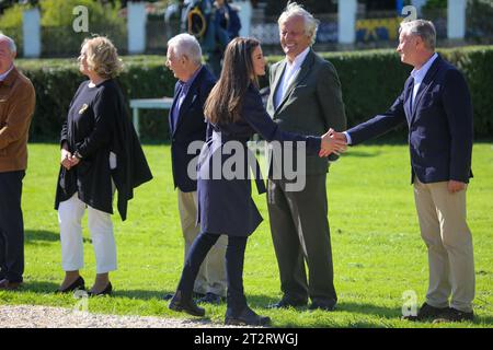 Pion, Espagne, le 21 octobre 2023 : la reine Letizia Ortiz salue le public lors du Prix de la ville exemplaire des Asturies 2023, le 21 octobre 2023, à Pion, Espagne. Crédit : Alberto Brevers / Alamy Live News. Banque D'Images