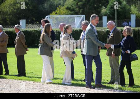 Pion, Espagne, 21 octobre 2023 : le roi Felipe VI (à droite) salue le public avec la princesse des Asturies, Leonor de Borbon et l'Infante Sofia de Borbon (à gauche) lors du Prix du peuple exemplaire des Asturies 2023, le 21 octobre 2023, à Pion, Espagne. Crédit : Alberto Brevers / Alamy Live News. Banque D'Images