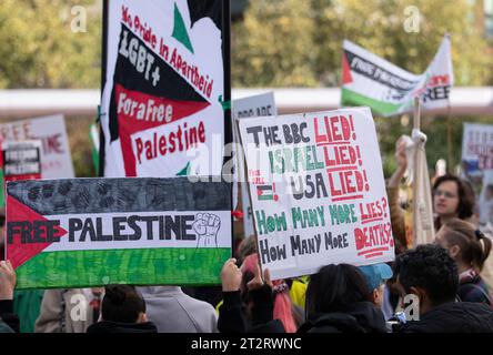 Manifestation devant le siège de la BBC à Salford Quays Manchester. Quelques milliers de personnes se sont rassemblées pour protester contre les droits des Palestiniens et la détérioration croissante de la situation à Gaza. Des manifestations ont lieu dans tout le Royaume-Uni, la Palestine Solidarity Campaign (PSC) indiquant qu'elle s'attend à ce que 200 000 manifestants se joignent à ce qu'elle prétend être la « plus grande marche pour les droits des Palestiniens dans l'histoire britannique » samedi. Photo : garyroberts/worldwidefeatures.com Banque D'Images