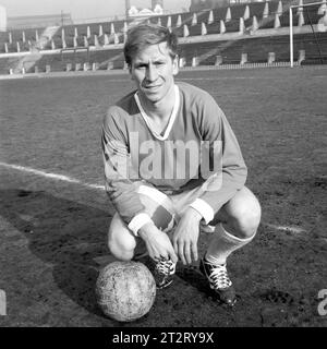 Photo de dossier datée du 15-03-1965 du joueur de Manchester United Bobby Charlton décédé à l'âge de 86 ans, ont annoncé sa famille. Date d'émission : samedi 21 octobre 2023. Banque D'Images